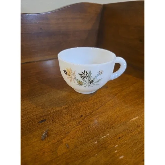 Federal Glass Company 1950s Atomic Flower Milk Glass Patio Snack Set MCM - Picture 9 of 10